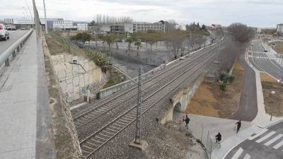 Vista de las vías del tren, a su paso por el Campus Bellisens. A la derecha, el barrio de Mas Iglesias sería otro de los grandes beneficiados por el apeadero. Foto: Pere Ferré