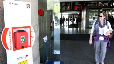 Ayer se colocó un desfibrilador en la estación de autobuses. El próximo se instalará en la calle Colom. Foto: Lluís Milián