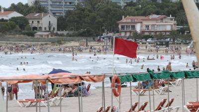 La bandera vermella oneja a la platja de La Pineda. Foto: Pere Ferré