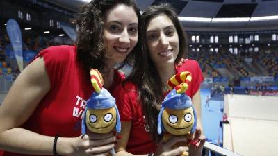 Artemi y Sandra, con la mascota de los Juegos Mediterráneos, Tarracus, el sábado en la TAP. foto: Pere Ferré