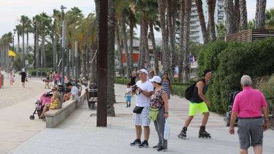 Turistas en el Passeig Jaume I, de Salou. El sector se muestra moderadamente optimista. Fotos: Pere Ferré