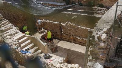 Las excavaciones en la calle dels Ferrers llevan un par de semanas a pleno rendimiento. Foto: Pere Ferré