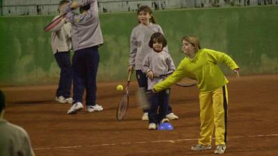 Varios niños, jugando a tenis. FOTO: DT