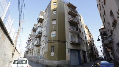El edificio conflictivo se encuentra en el número 2 de la calle Sant Andreu, en el corazón del barrio marinero. Foto: Pere Ferré