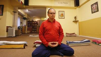 Xavier Montserrat haciendo una Asana (postura) de yoga Foto: Pere Ferré