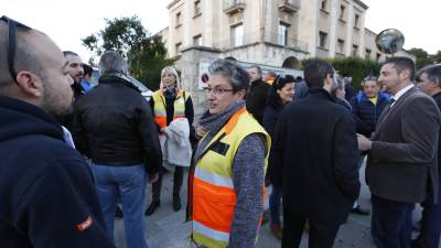 Imagen de la concentración que se llevó a cabo ayer por la tarde frente a la sede de los Serveis Territorials de Salut en Tarragona. FOTO: PERE FERRÉ