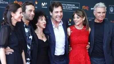 Javier Bardem (3d) posa junto a los actores Leonor Watling (2d), Jordi Mollá (2i), y Aitana Sánchez-Gijón (i), la viuda de Bigas Luna, Celia Orós (3i), y el productor, Carles Sans (d), en San Sebastián. juan herrero/efe