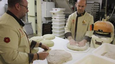 En Reus existen 15 panaderías que fabrican el pan cada día en su obrador artesanal, según el Gremi de Forners del Baix Camp. Foto: Pere Ferré