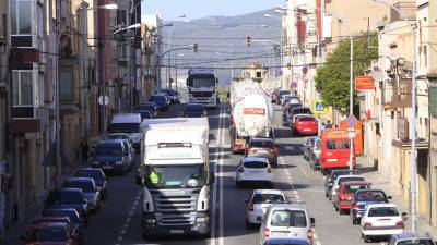 Más de 20.000 coches pueden pasar a diario de media por la N-340, por el centro de L\'Arboç. Foto: Pere Ferré