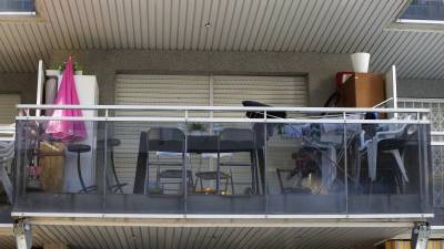 El balcón del piso donde se produjo el suceso. Foto: PERE FERRÉ
