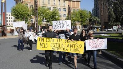 Una veintena de afectados se manifestó ayer por Tarragona para reclamar una solución. Foto: Pere Ferré