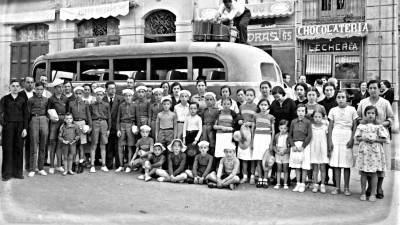 Niños y niñas delante de Casa Cuadras, en 1936, a punto de irse de colonias a La Seu d’Urgell. Tuvieron que volver tras el golpe de estado. Foto: Vallvé/Centre d’Imatges de Tarragona / L’Arxiu