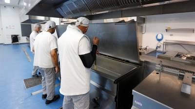La cocina del centro penitenciario de Mas d’Enric, ubicado en El Catllar. Foto: Lluís Milián/DT