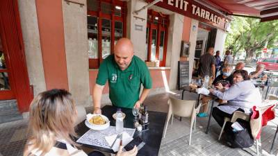 Juan Carlos Martínez sirviendo un menú ayer al mediodía en su restaurante Petit Tarraco. Foto: Pere Ferré