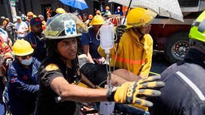 Decenas de bomberos y otros cuerpos de emergencia trabajan en este accidente. Foto: EFE
