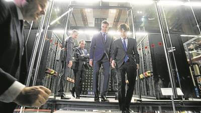 Josep Maria Martorell (derecha) mostrando el supercomputador al presidente del Gobierno, Pedro S&aacute;nchez, en 2019. &nbsp;Foto: Moncloa