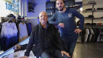 Fernando Gutiérrez padre e hijo en la tienda Blue Denim de la calle Pere Martell. Foto: Pere Ferré