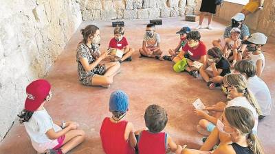 Las niñas y niños resolvieron diferentes enigmas para hallarel tesoro oculto en el Castillo de Miravet. foto: S. F.