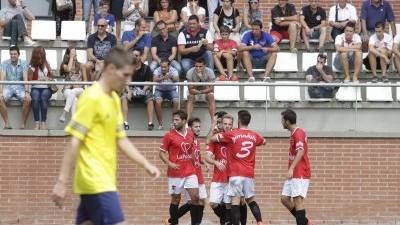 Los jugadores de La Pobla de Mafumet celebran un gol durante un partido de esta temporada en Tercera División. Foto: Lluís Milián