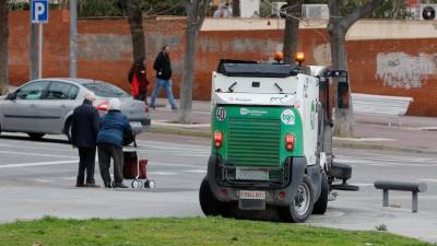 Una máquina del servicio municipal de la basura, esta semana, trabajando en la avenida Marquès de Montoliu. Foto: Pere Ferré