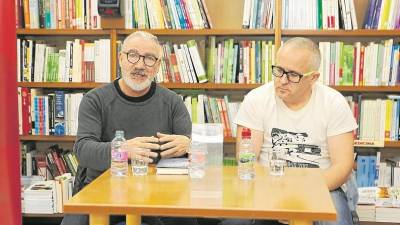 El escritor Andreu Carranza (izq) y el poeta Albert Guiu, durante la presentaci&oacute;n de la obra, que tuvo lugar en La Capona. Foto: alba marin&eacute;