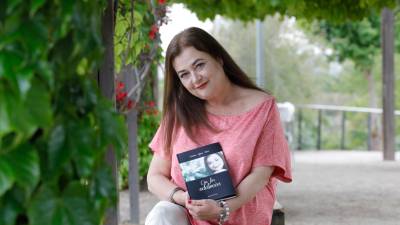 La escritora Carme López Arias con un ejemplar del poemario ‘Em fiu Edelweiss’. Foto: Pere Ferré