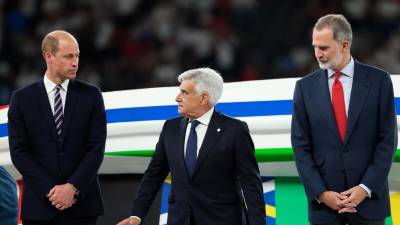 Pedro Rocha, en el centro de la imagen, durante la ceremonia de entrega del trofeo de la Eurocopa 2024 junto con el Príncipe de Gales, Guillermo, y el Rey español Felipe VI. Foto: EFE