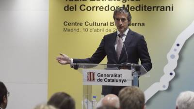 .- El ministro de Fomento, Íñigo de la Serna, durante su intervención en la inauguración de la Mesa del Corredor Mediterráneo que ha tenido lugar hoy en Madrid. EFE/Fernando Alvarado