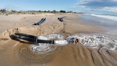 Las aguas freáticas de las obras de la comisaría de los Mossos en Torredembarra se vierten directas al mar