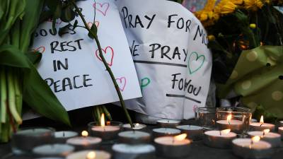 Detalle de unas velas y unos carteles dejados durante una vigilia en honor a las v&iacute;ctimas del ataque terrorista en Manchester. Foto: EFE