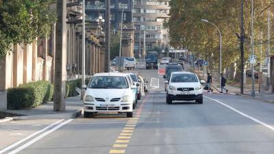 Les places d’aparcament taronja de l’esquerra de la imatge són les que se suprimeixen. FOTO: Pere Ferré