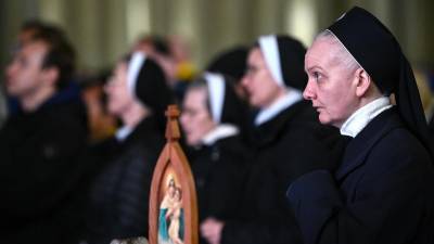 Monjas asisten a un rezo del Rosario en la Plaza de San Pedro por la salud del Papa Francisco. Foto: EFE