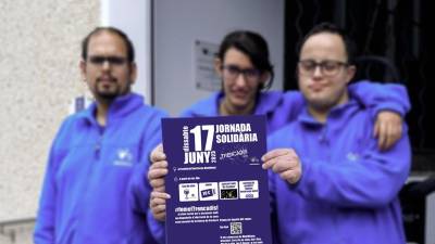 Usuaris d’Aprodisca amb el cartell de la jornada solidària que es farà aquest mes. Foto: Cedida