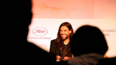 El director francoespañol Oliver Laxe, formado en Barcelona, durante una rueda de prensa en Cannes. FOTO: ACN