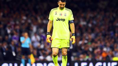 El guardameta italiano Buffon, desanimado por no poder sumar su primera Champions. Foto: EFE