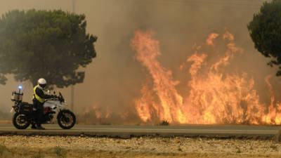 Llamas del incendio que oblig&oacute; a desalojar a m&aacute;s de 2.000 personas. Foto: efe