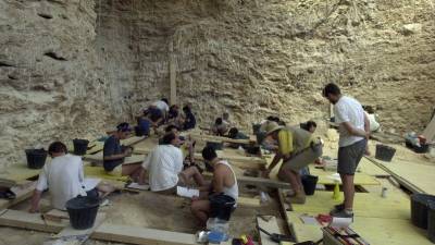 Arqueòlegs treballant a l'Abric Romaní. Foto: Cedida/Arxiu DT