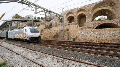 Los convoyes de mercancías pasan a escasos metros de las paredes del Amfiteatre. foto: pere ferré