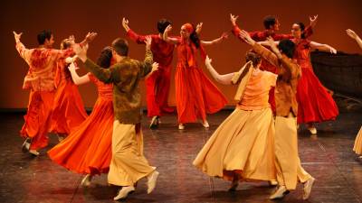 Los ‘dansaires’ del Esbart Santa Tecla, en el último estreno, en 2009. FOTO: Montse Riera