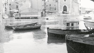 La Plaça del Bisbe Bonet y la zona de la iglesia de Sant Pere inundadas el 9 de julio de 1972. FOTO: chinchilla. CENTRE D’IMATGES DE TARRAGONA / L’ARXIU