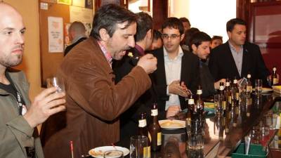Las barras de los bares y restaurantes de Tarragona se volverán a abarrotar a partir de mañana. Foto: Lluís Milián