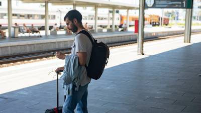 Un joven esperando el tren este miércoles en Tarragona. Foto: Àngel Ullate