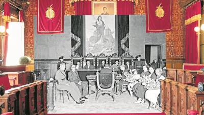 Una boda en el salón de plenos del ayuntamiento en 1937, con una foto actual. FOTO: Vallvé. Centre d’Imatges de Tarragona/L’Arxiu/Refotografía: Esther Reverté