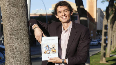 El dietista nutricionista Guillermo Mena-S&aacute;nchez, con su tesis doctoral. FOTO: Pere Ferr&eacute;