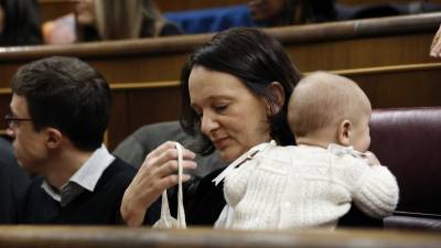 La diputada de Podemos Carolina Bescansa, con su bebé, en su escaño del Congreso donde hoy se celebra la constitución de las nuevas Cortes Generales emanadas de las elecciones generales del pasado 20 de diciembre, que supone la apertu