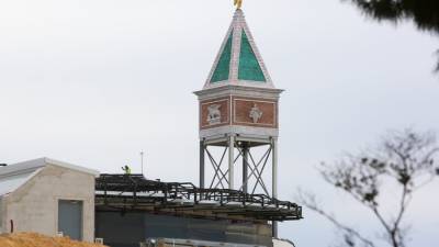 El Campanile de Ferrari Land ya tiene su cúpula. En los próximos días se cubrirán sus fachadas. Foto: alba mariné