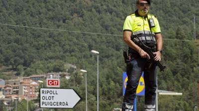 Un Mossos d'Esquadra en la C-17 a su paso por Ripoll (Girona) donde se han registrado tres kilómetros de colas debido a los controles policiales que se realizan en el marco de la operación de cierre de la provincia de Girona por la investigación de los atentados de Barcelona y Cambrils (Tarragona).