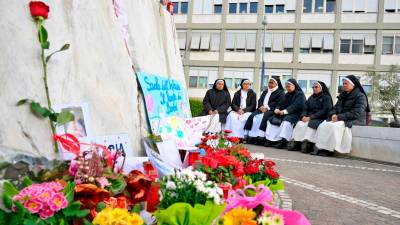 Los fieles han llevado flores y velas para desearle una pronta recuperación a pontífice. Foto: EFE