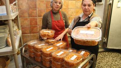 Las raciones de macarrones que ayer, como cada viernes, llegaron al comedor de Bonavista. Foto: Lluís Milián