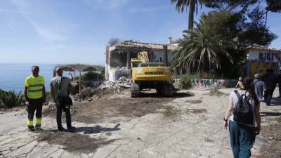 La excavadora demoliendo el edificio el lunes por la ma&ntilde;ana
